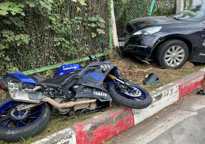 Hiện trường m&ocirc; t&ocirc; ph&acirc;n khối lớn va chạm với &ocirc; t&ocirc; tr&ecirc;n đường gom đại lộ Thăng Long khiến một c&ocirc; g&aacute;i bị thương nặng.