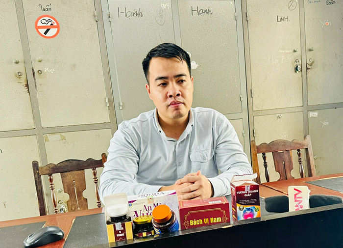 Đang giả danh b&aacute;c sĩ livestream lừa b&aacute;n thuốc giả, nh&oacute;m đối tượng bị c&ocirc;ng an đến bắt giữ - Ảnh 2.