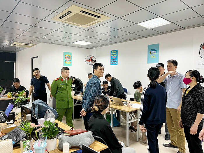 Đang giả danh b&aacute;c sĩ livestream lừa b&aacute;n thuốc giả, nh&oacute;m đối tượng bị c&ocirc;ng an đến bắt giữ - Ảnh 1.