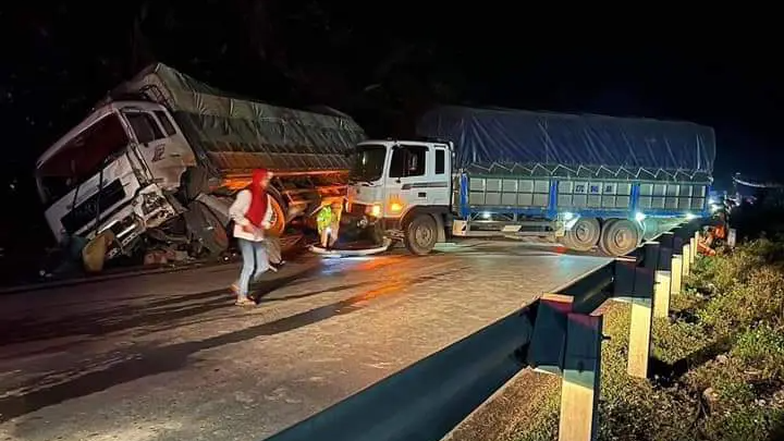 Tai nạn li&ecirc;n ho&agrave;n, quốc lộ 6 &ugrave;n tắc nhiều giờ - Ảnh 6.