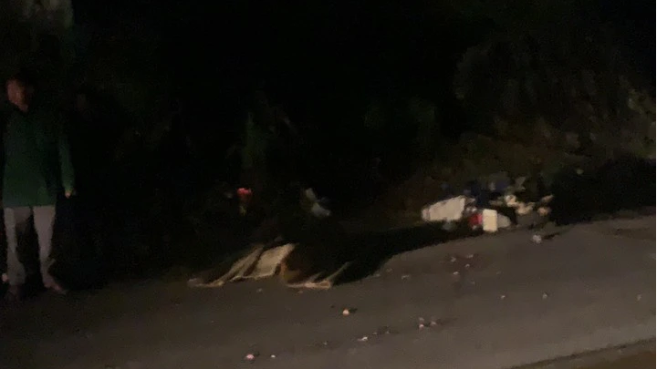 Tai nạn giao th&ocirc;ng tr&ecirc;n quốc lộ 6, mẹ bị thương, hai con nhỏ tử vong tại chỗ - Ảnh 1.