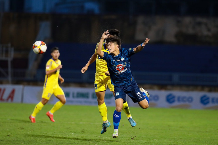 HLV Kiatisak n&oacute;i lời phũ ph&agrave;ng về đội nh&agrave; sau khởi đầu tệ nhất lịch sử  - Ảnh 1.