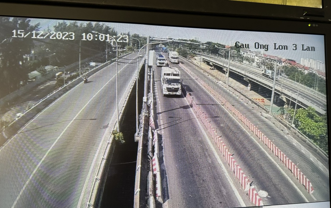 Phạt &ldquo;nguội&rdquo; xe qu&aacute; tải, che biển số cũng kh&ocirc;ng tho&aacute;t  - Ảnh 1.