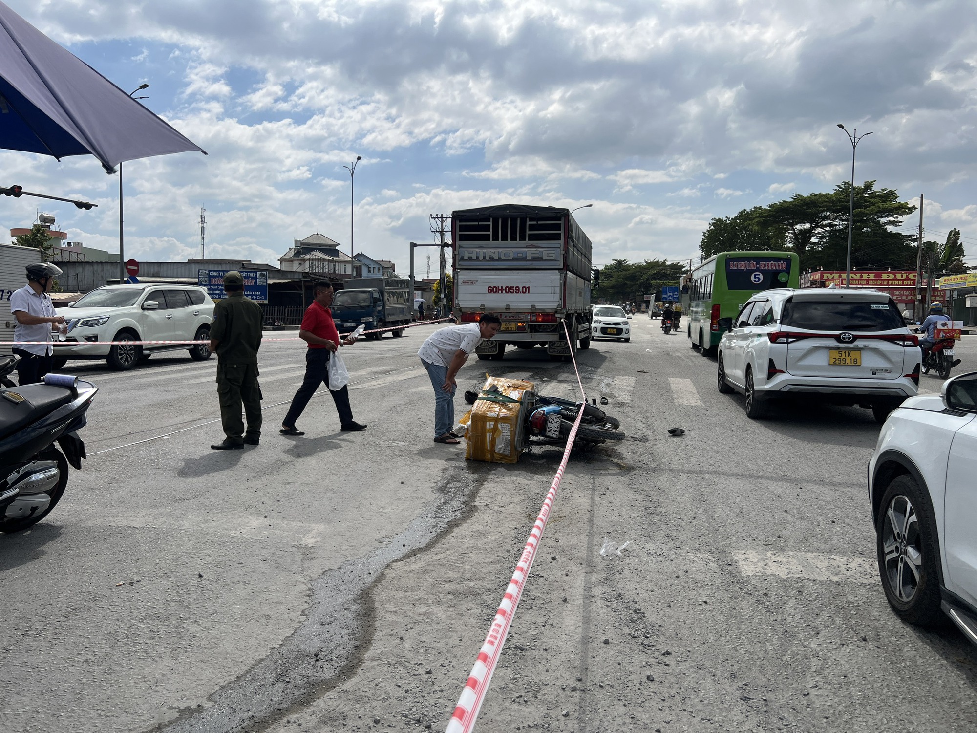 Xe tải va chạm xe máy, thanh niên tử vong thương tâm - Ảnh 1. Xe tải va chạm xe máy, thanh niên tử vong thương tâm - Ảnh 1.