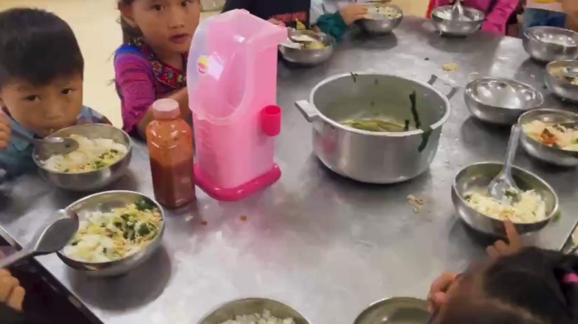 Tạm đ&igrave;nh chỉ c&ocirc;ng t&aacute;c Hiệu trưởng vụ bất thường bữa ăn b&aacute;n tr&uacute; v&ugrave;ng cao ở L&agrave;o Cai - Ảnh 2.