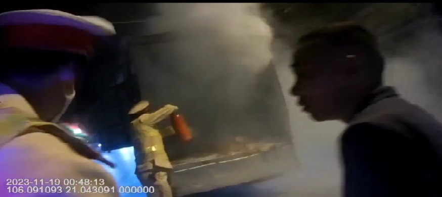 Đang lập chốt kiểm tra cồn, đội CSGT vẫn kịp thời giải cứu 2 vợ chồng trên ô tô bốc cháy - Ảnh 2. Đang lập chốt kiểm tra cồn, đội CSGT vẫn kịp thời giải cứu 2 vợ chồng trên ô tô bốc cháy - Ảnh 2.