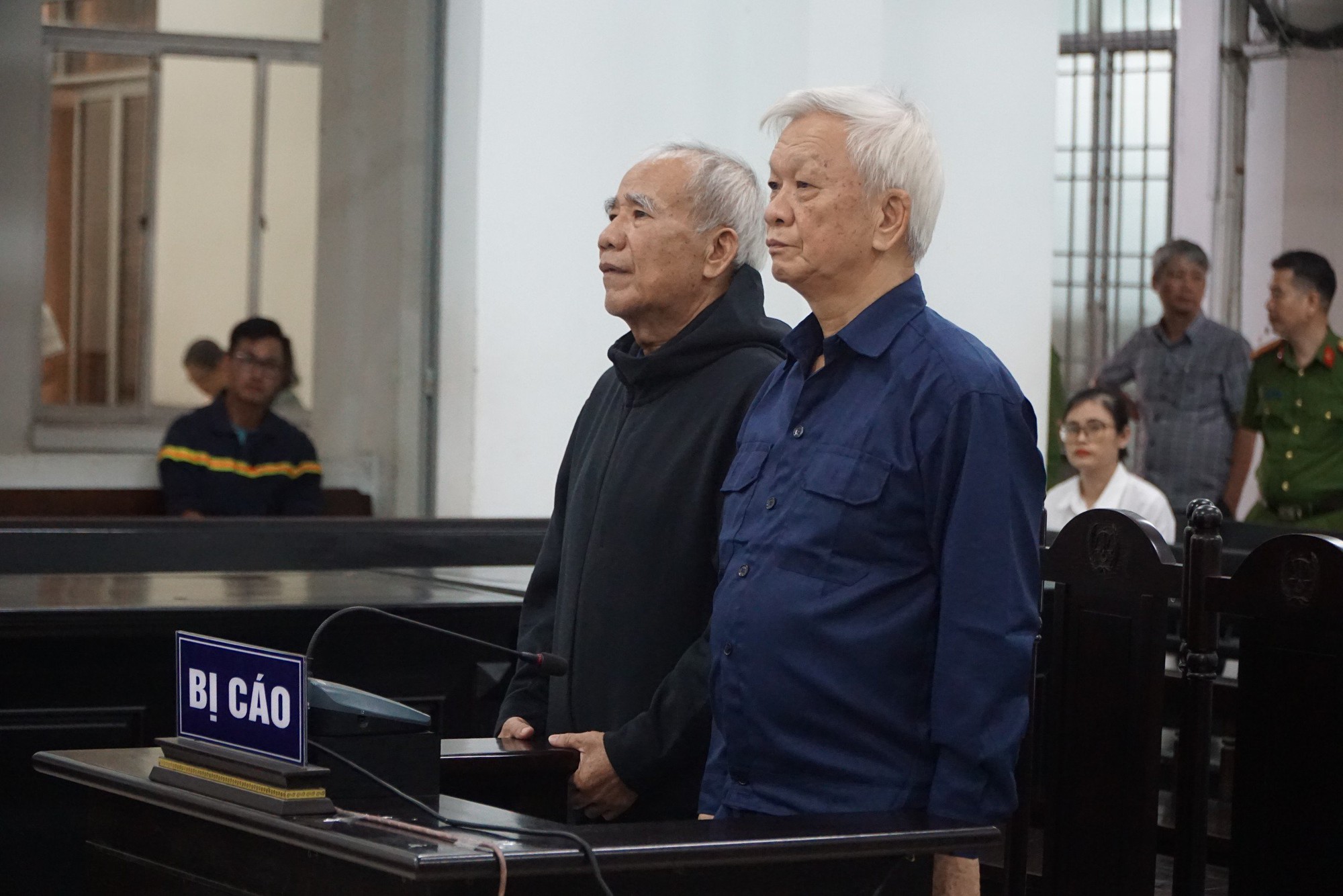 Kết &aacute;n 3 cựu chủ tịch v&agrave; ph&oacute; chủ tịch tỉnh Kh&aacute;nh H&ograve;a trong vụ &aacute;n khu đất 28E Trần Ph&uacute;  - Ảnh 1.