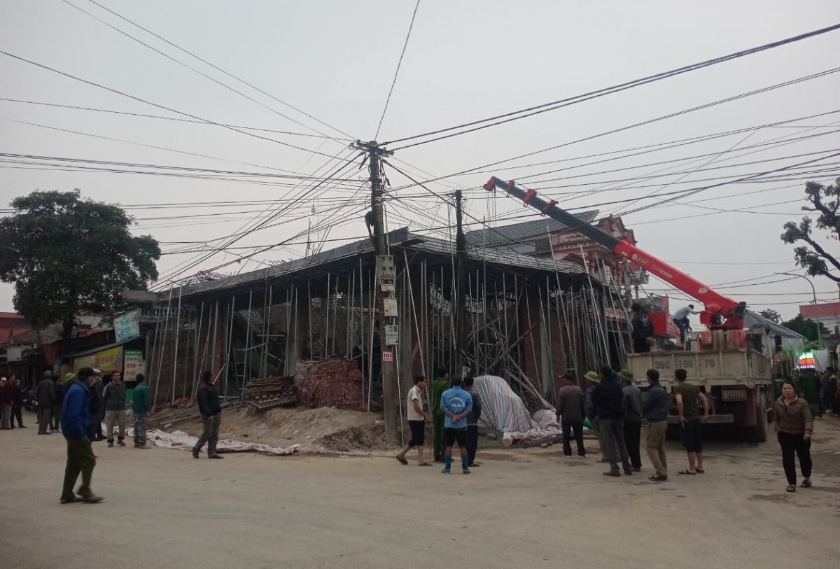 Vụ sập d&agrave;n gi&aacute;o l&agrave;m 1 người chết: Chưa c&oacute; giấy ph&eacute;p x&acirc;y dựng - Ảnh 2.