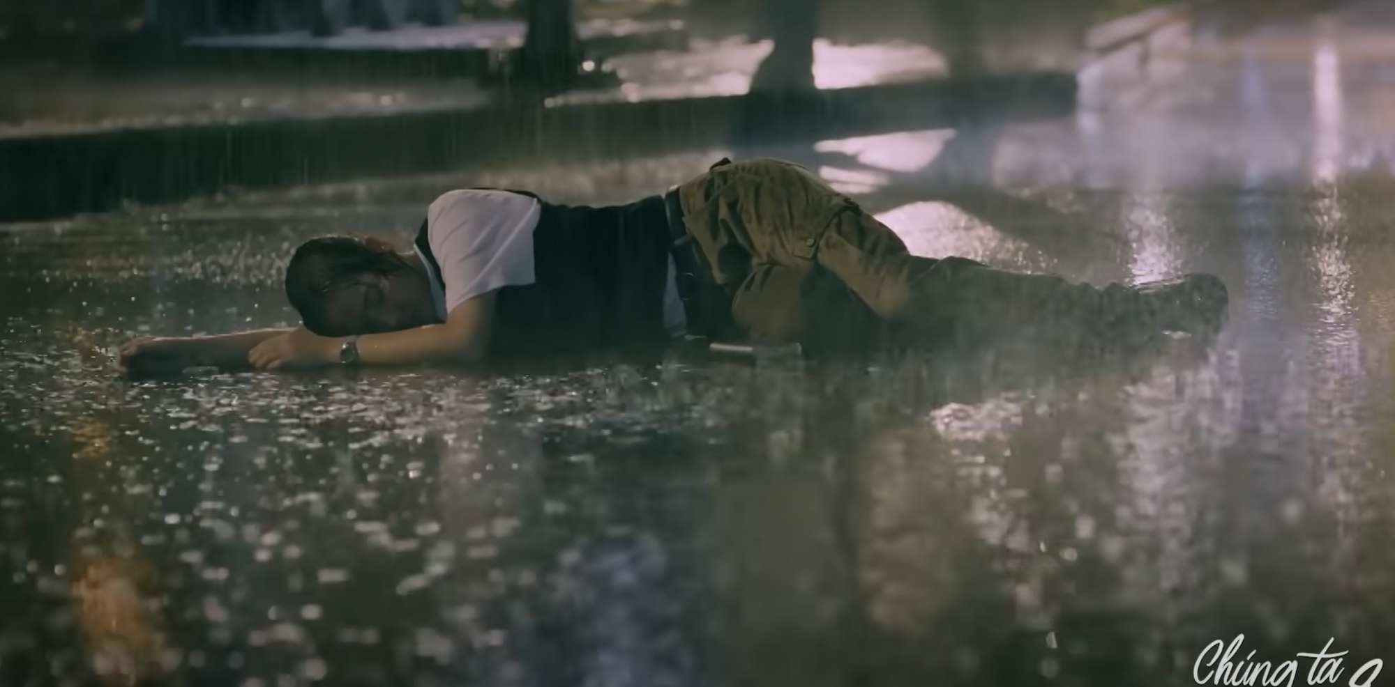 Dương thất thần rồi ng&atilde; quỵ xuống đường.