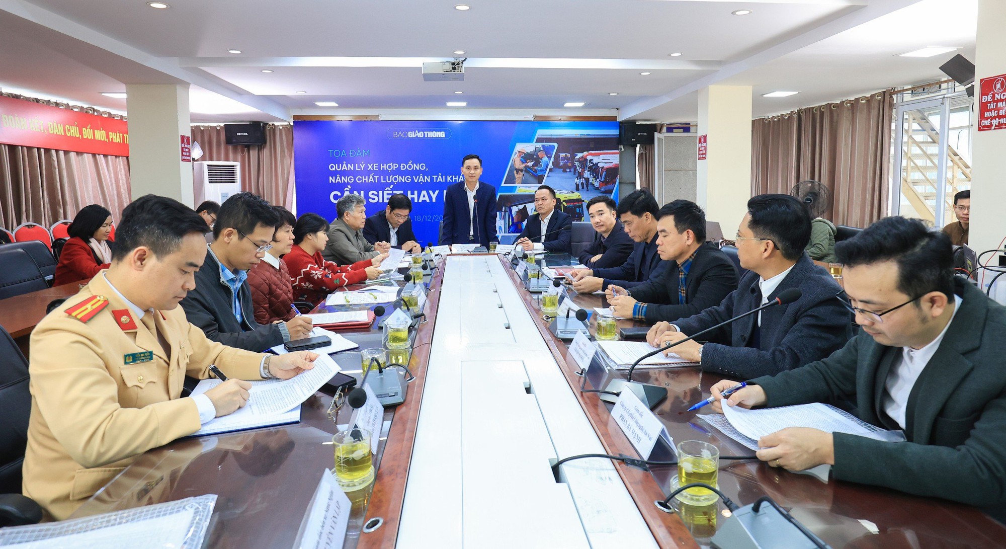 Trực tiếp: Toạ đ&agrave;m "Quản l&yacute; xe hợp đồng n&acirc;ng chất lượng vận tải kh&aacute;ch, cần siết hay mở?" - Ảnh 2.