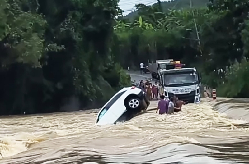 Vượt cầu tr&agrave;n, xe Mercedes ở Kh&aacute;nh Ho&agrave; bị nước lũ cuốn tr&ocirc;i - Ảnh 1.