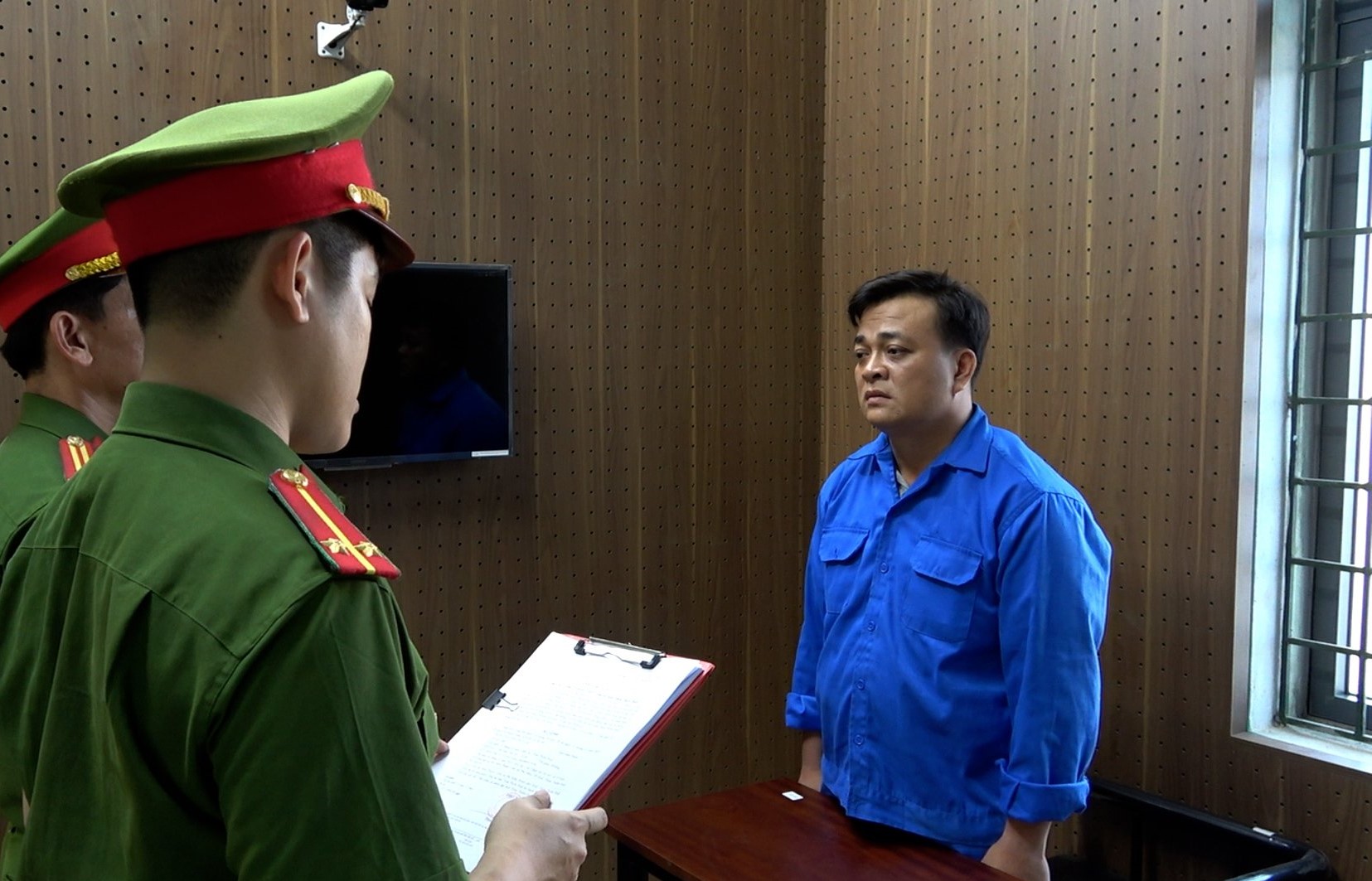Bắt kẻ lừa đảo chiếm đoạt t&agrave;i sản qua h&igrave;nh thức vay mượn, mua b&aacute;n giao dịch bất động sản - Ảnh 1.
