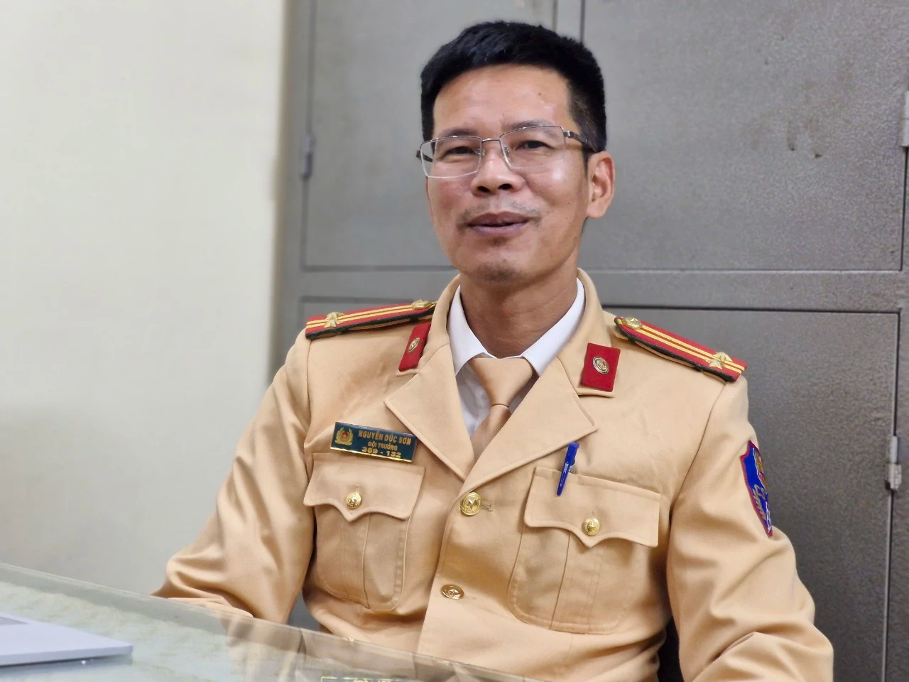 Đang lập chốt kiểm tra cồn, đội CSGT vẫn kịp thời giải cứu 2 vợ chồng trên ô tô bốc cháy - Ảnh 1. Đang lập chốt kiểm tra cồn, đội CSGT vẫn kịp thời giải cứu 2 vợ chồng trên ô tô bốc cháy - Ảnh 1.