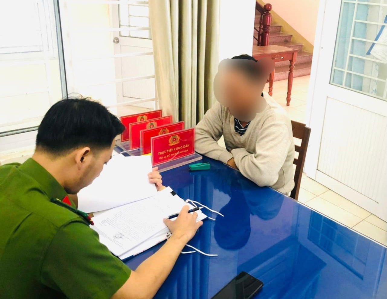 Vụ người đ&agrave;n &ocirc;ng chặn đ&aacute;nh học sinh giữa đường ở Quảng Ng&atilde;i: Y&ecirc;u cầu xử l&yacute; nghi&ecirc;m - Ảnh 3.