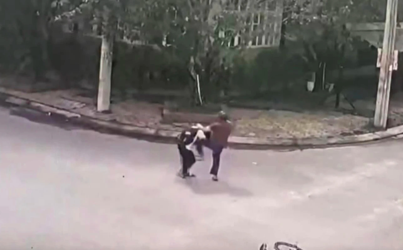 Vụ người đ&agrave;n &ocirc;ng chặn đ&aacute;nh học sinh giữa đường ở Quảng Ng&atilde;i: Y&ecirc;u cầu xử l&yacute; nghi&ecirc;m - Ảnh 2.