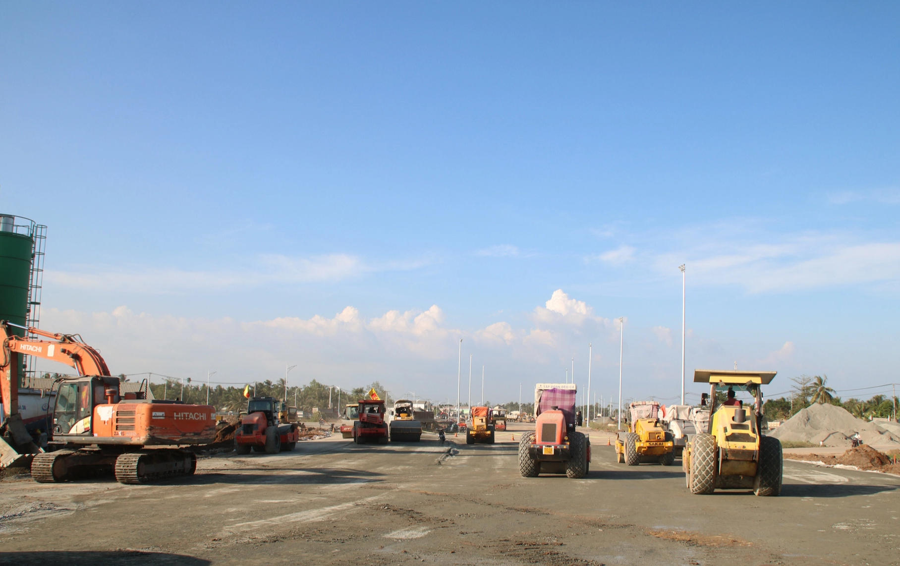 Cận cảnh huy động tổng lực dồn sức đưa cao tốc Mỹ Thuận- Cần Thơ về đích vào ngày 24/12 - Ảnh 5. Cận cảnh huy động tổng lực dồn sức đưa cao tốc Mỹ Thuận- Cần Thơ về đích vào ngày 24/12 - Ảnh 5.