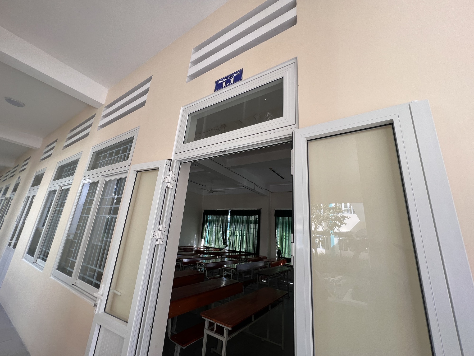Trường nợ lương 6 th&aacute;ng, giảng vi&ecirc;n cho sinh vi&ecirc;n nghỉ học - Ảnh 1.