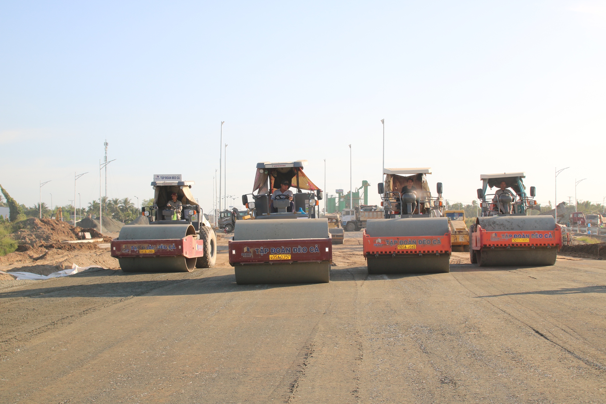 Cận cảnh huy động tổng lực dồn sức đưa cao tốc Mỹ Thuận- Cần Thơ về đích vào ngày 24/12 - Ảnh 6. Cận cảnh huy động tổng lực dồn sức đưa cao tốc Mỹ Thuận- Cần Thơ về đích vào ngày 24/12 - Ảnh 6.