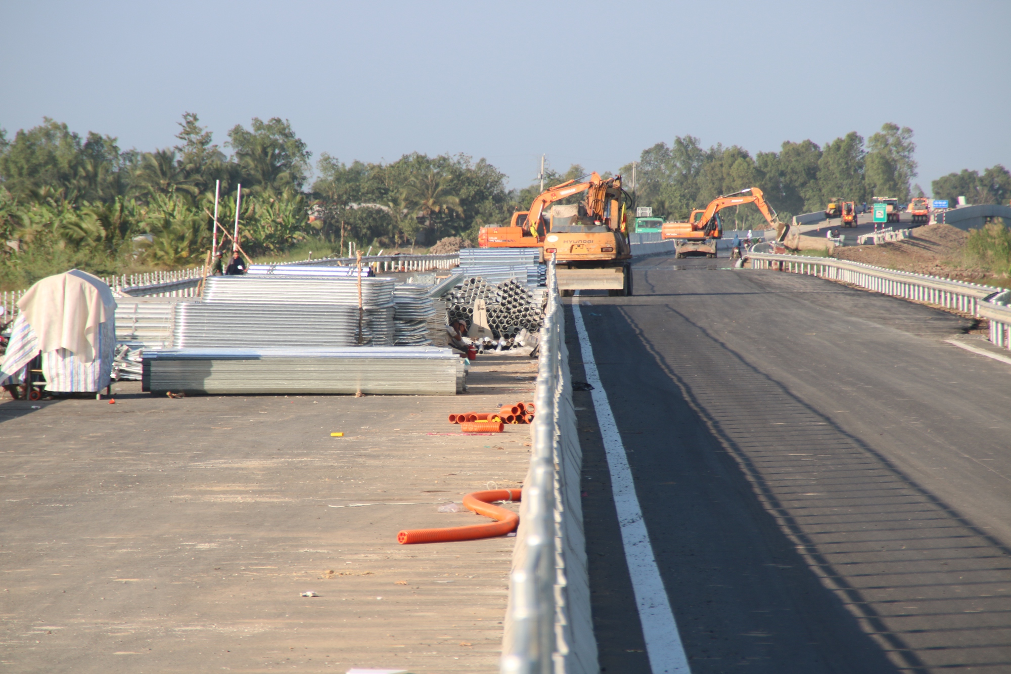 Cận cảnh huy động tổng lực dồn sức đưa cao tốc Mỹ Thuận- Cần Thơ về đích vào ngày 24/12 - Ảnh 8. Cận cảnh huy động tổng lực dồn sức đưa cao tốc Mỹ Thuận- Cần Thơ về đích vào ngày 24/12 - Ảnh 8.