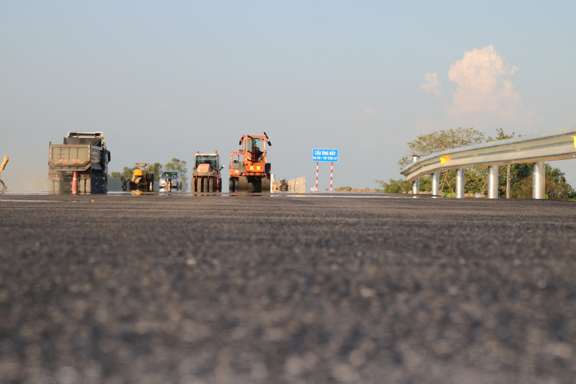 Cận cảnh huy động tổng lực dồn sức đưa cao tốc Mỹ Thuận- Cần Thơ về đích vào ngày 24/12 - Ảnh 7. Cận cảnh huy động tổng lực dồn sức đưa cao tốc Mỹ Thuận- Cần Thơ về đích vào ngày 24/12 - Ảnh 7.