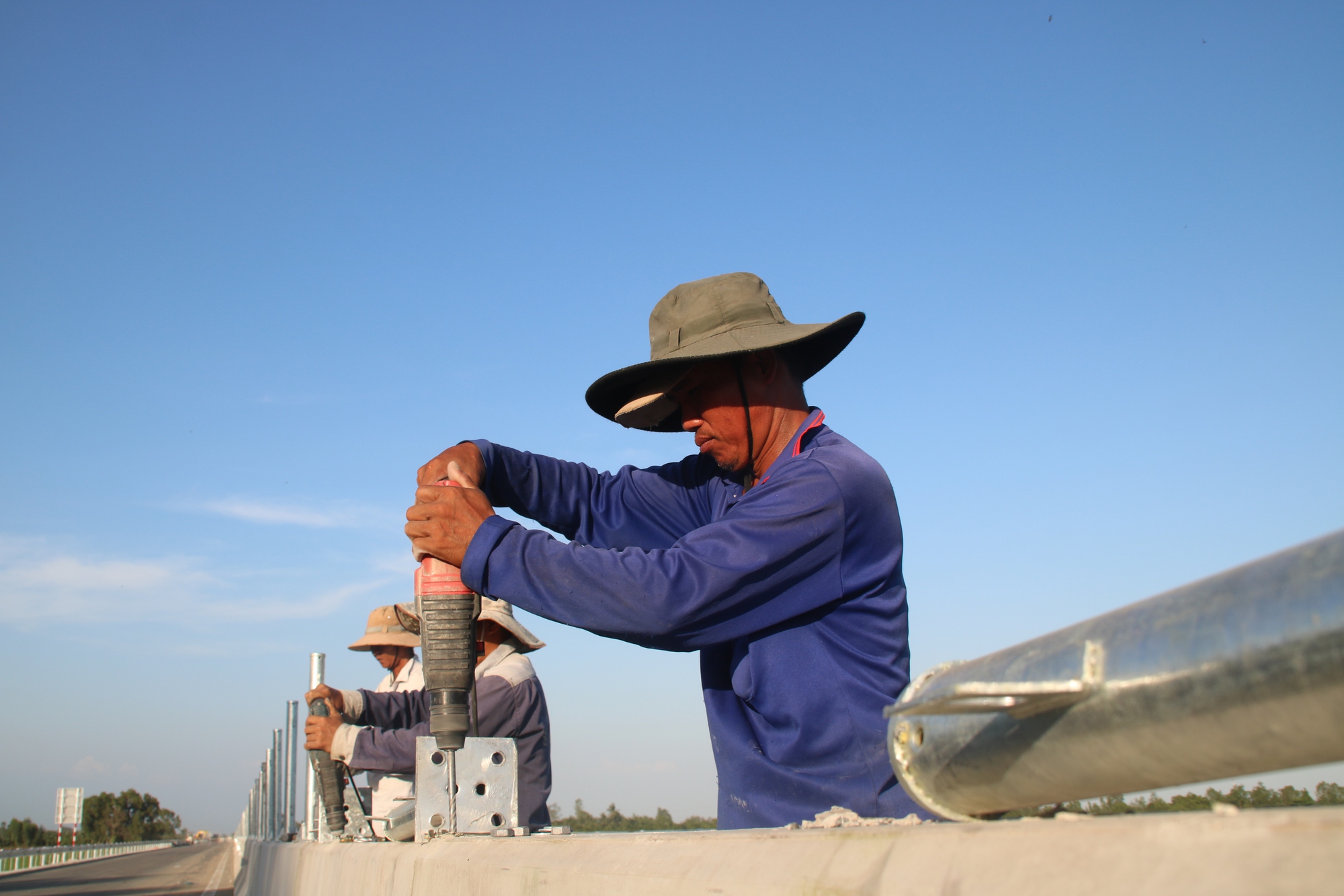 Cận cảnh huy động tổng lực dồn sức đưa cao tốc Mỹ Thuận- Cần Thơ về đích vào ngày 24/12 - Ảnh 9. Cận cảnh huy động tổng lực dồn sức đưa cao tốc Mỹ Thuận- Cần Thơ về đích vào ngày 24/12 - Ảnh 9.