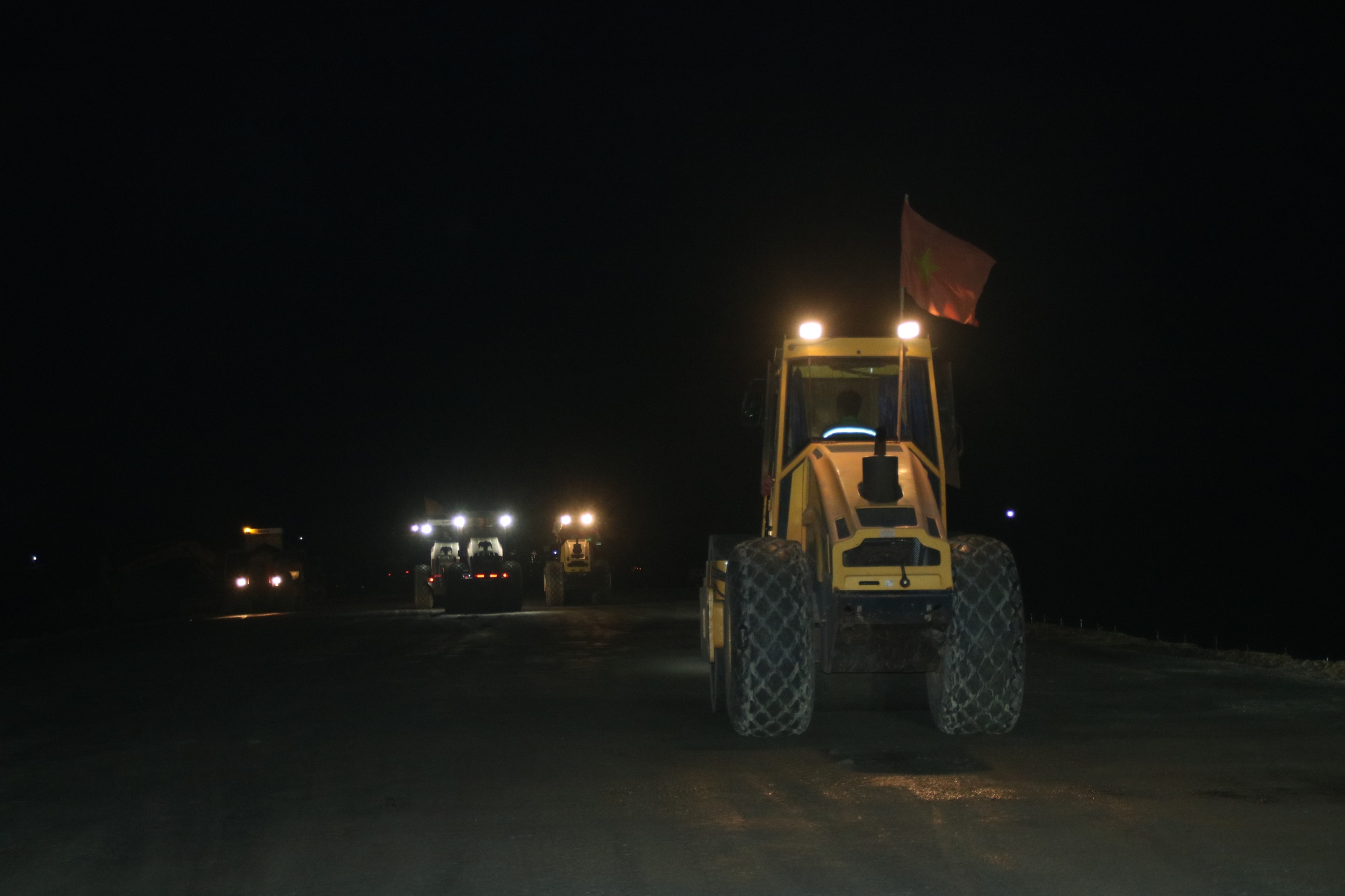 Cận cảnh huy động tổng lực dồn sức đưa cao tốc Mỹ Thuận- Cần Thơ về đích vào ngày 24/12 - Ảnh 1. Cận cảnh huy động tổng lực dồn sức đưa cao tốc Mỹ Thuận- Cần Thơ về đích vào ngày 24/12 - Ảnh 1.