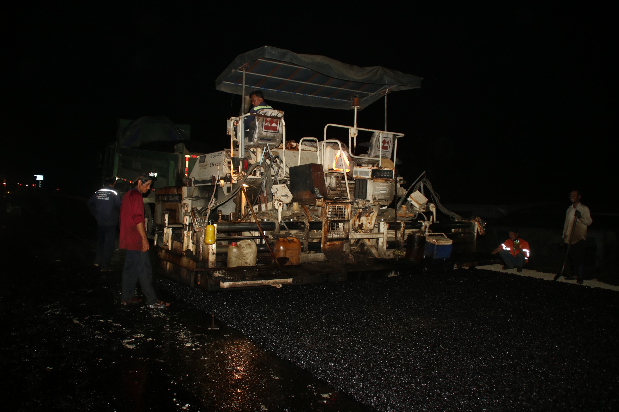 Cận cảnh huy động tổng lực dồn sức đưa cao tốc Mỹ Thuận- Cần Thơ về đích vào ngày 24/12 - Ảnh 2. Cận cảnh huy động tổng lực dồn sức đưa cao tốc Mỹ Thuận- Cần Thơ về đích vào ngày 24/12 - Ảnh 2.