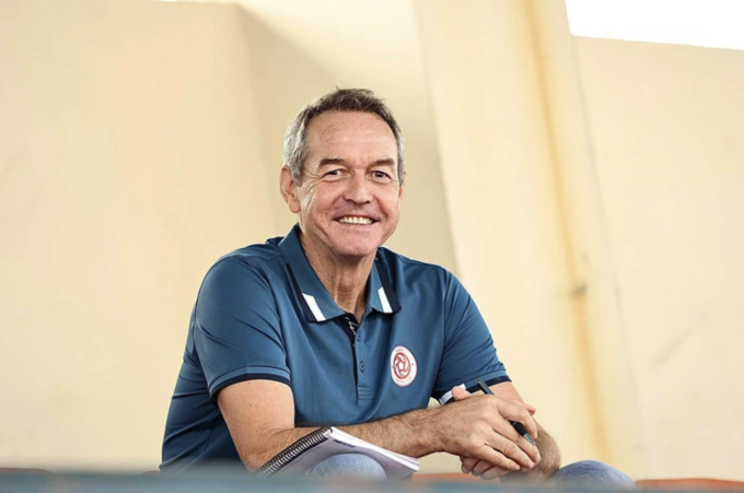 Cựu đội trưởng tuyển Mỹ trở th&agrave;nh HLV  V-League  - Ảnh 1.