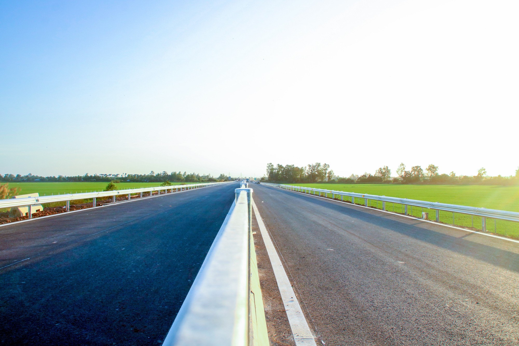 Cận cảnh huy động tổng lực dồn sức đưa cao tốc Mỹ Thuận- Cần Thơ về đích vào ngày 24/12 - Ảnh 11. Cận cảnh huy động tổng lực dồn sức đưa cao tốc Mỹ Thuận- Cần Thơ về đích vào ngày 24/12 - Ảnh 11.