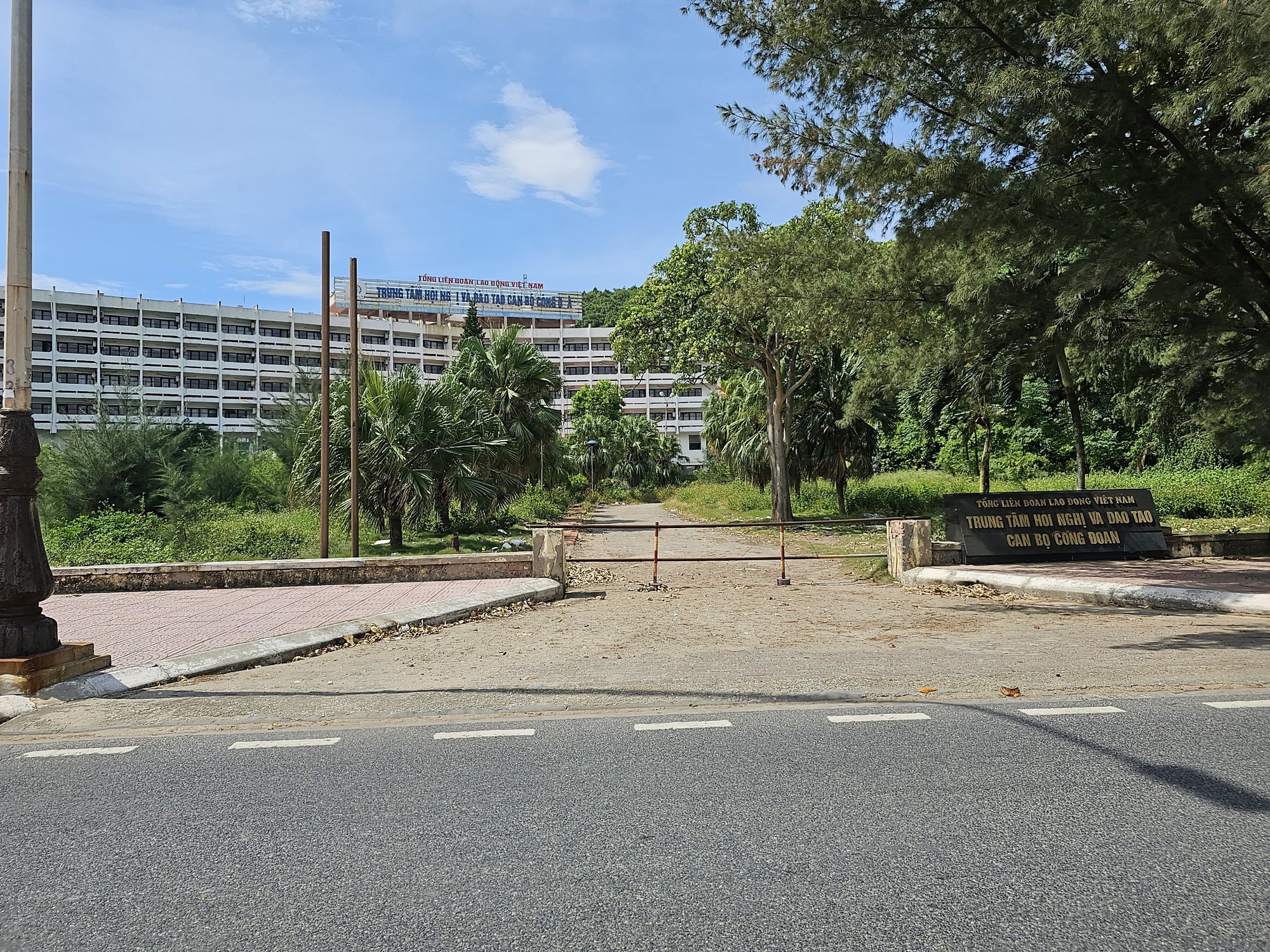 Cận cảnh một số c&ocirc;ng tr&igrave;nh bỏ hoang, tr&aacute;i ph&eacute;p ở Đồ Sơn - Ảnh 2.