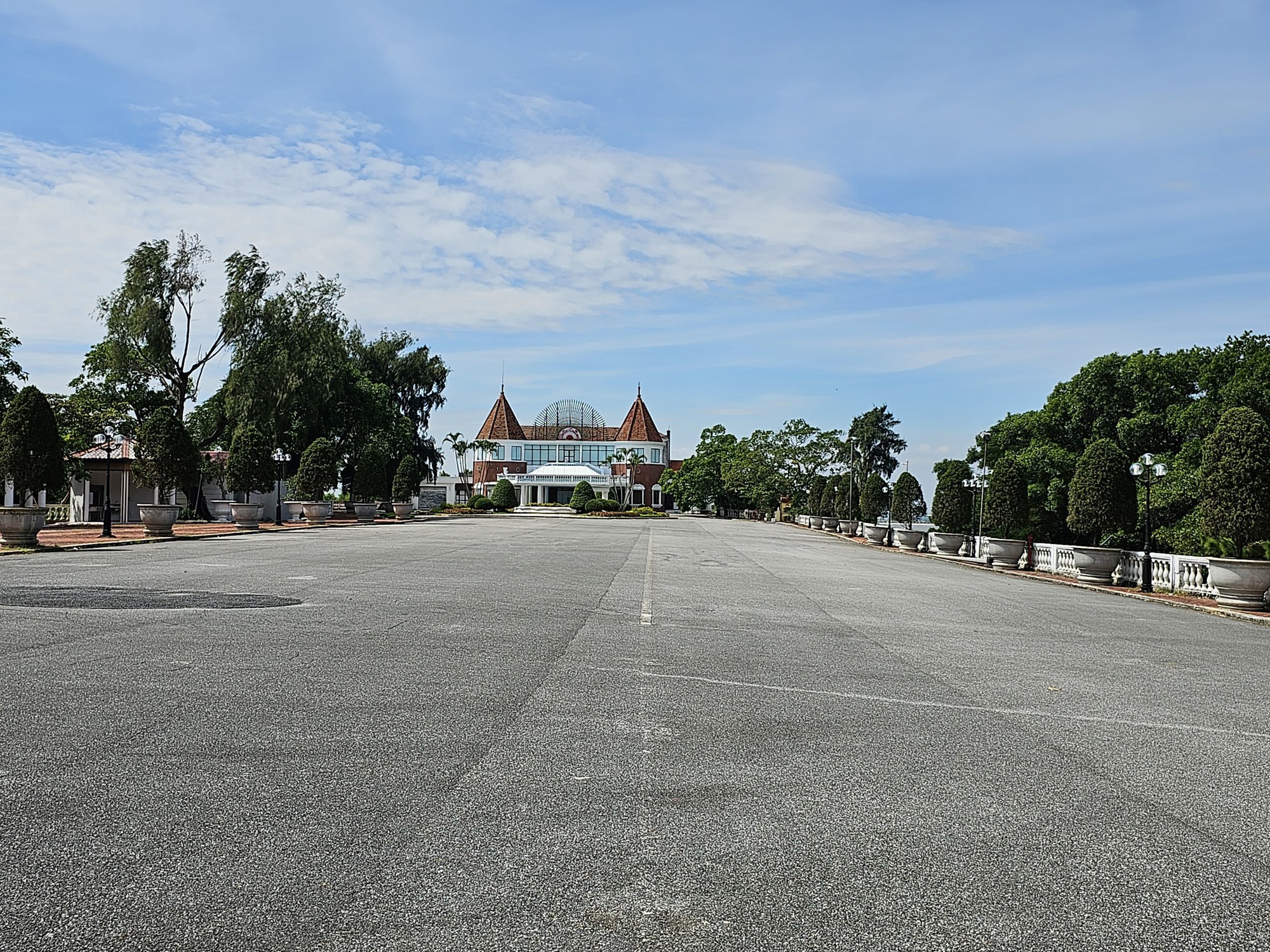 Cận cảnh một số c&ocirc;ng tr&igrave;nh bỏ hoang, tr&aacute;i ph&eacute;p ở Đồ Sơn - Ảnh 9.