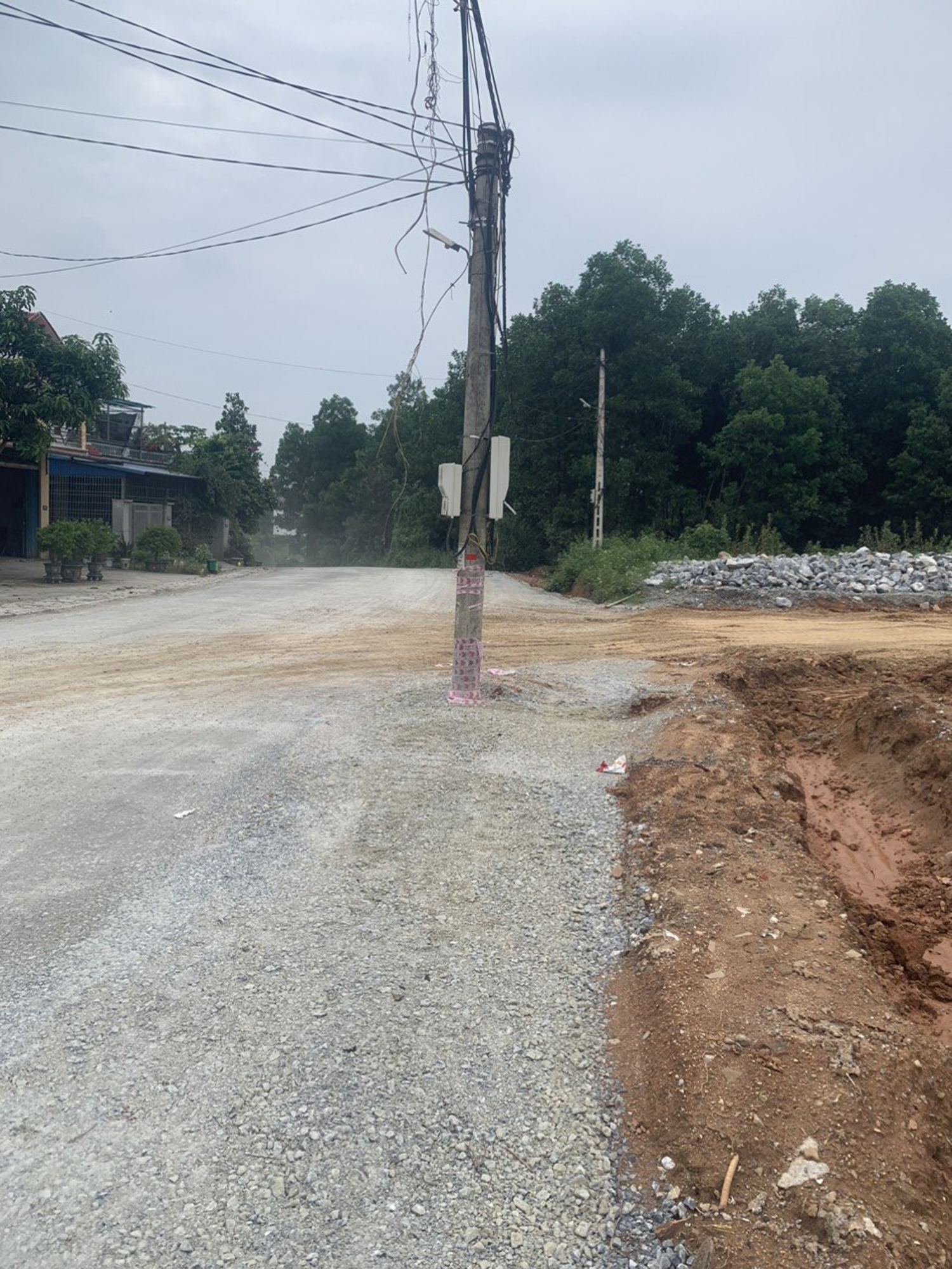 Th&aacute;i Nguy&ecirc;n: Đường l&agrave;m xong chưa thể b&agrave;n giao v&igrave; vướng cột điện - Ảnh 1.