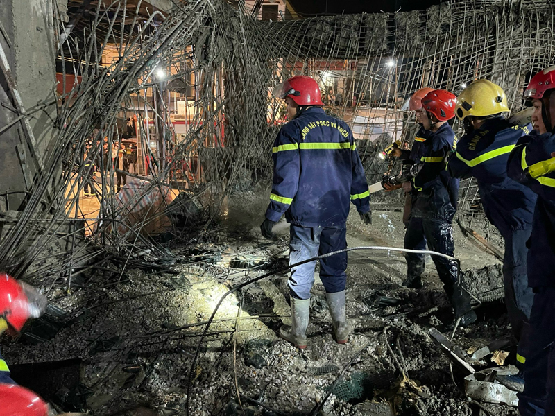 Vụ sập d&agrave;n gi&aacute;o l&agrave;m 1 người chết: Chưa c&oacute; giấy ph&eacute;p x&acirc;y dựng - Ảnh 1.