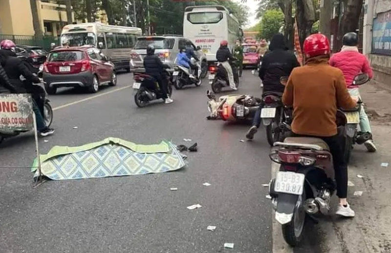 Hiện trường vụ tai nạn tr&ecirc;n đường Ho&agrave;ng Diệu khiến người phụ nữ đi xe m&aacute;y tử vong.