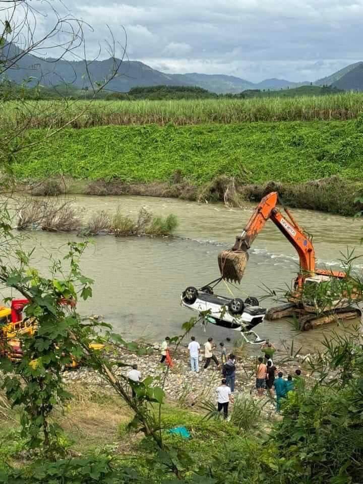 Trục với xe Mercedes ở Kh&aacute;nh Ho&agrave; bị lũ cuốn tr&ocirc;i - Ảnh 1.