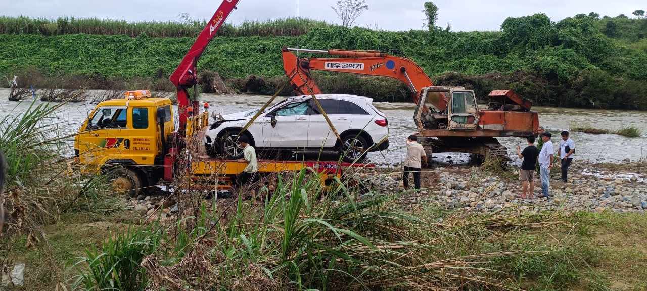 Trục với xe Mercedes ở Kh&aacute;nh Ho&agrave; bị lũ cuốn tr&ocirc;i - Ảnh 3.