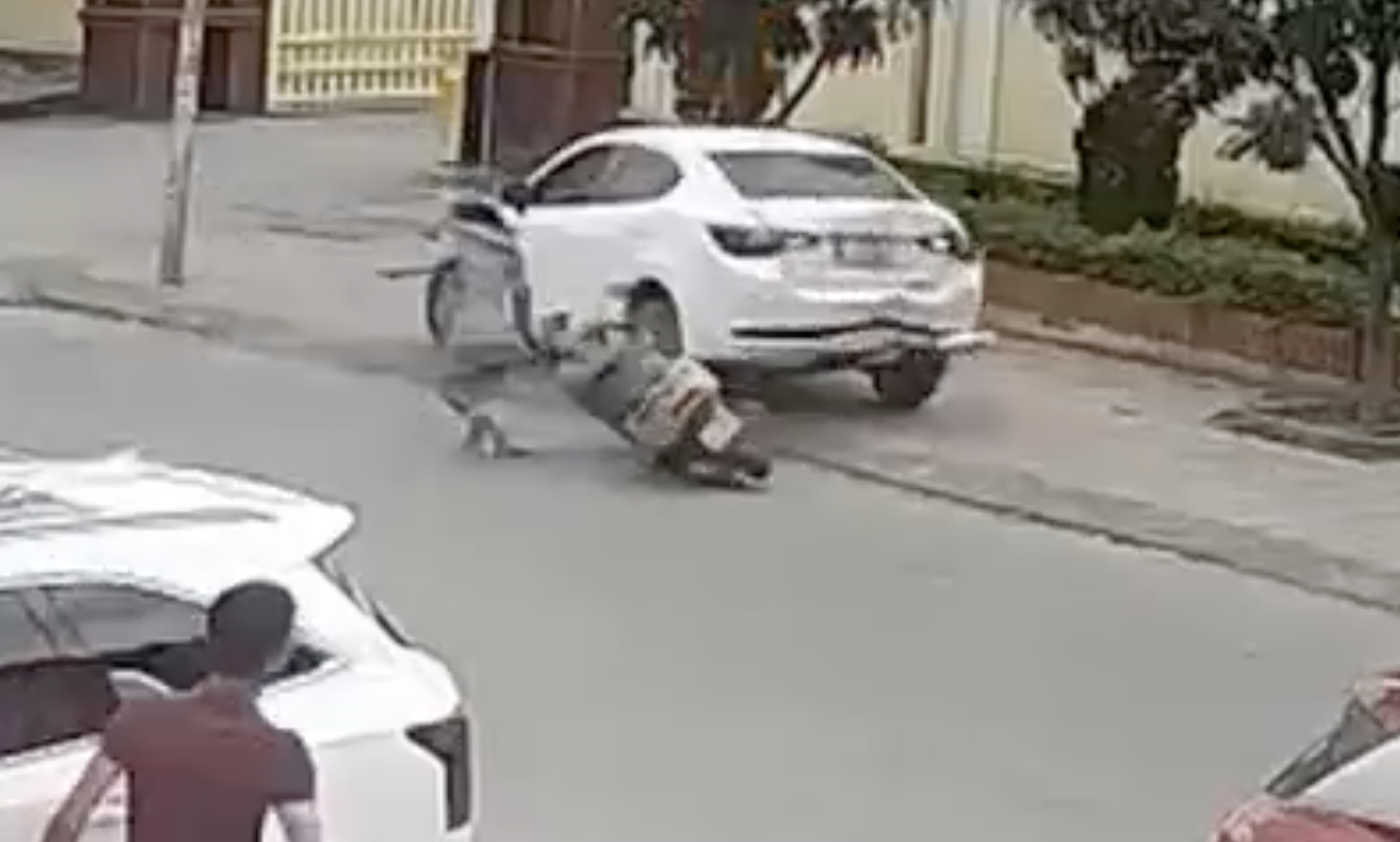 Nghi đạp nhầm ch&acirc;n ga, người phụ nữ l&ugrave;i xe g&acirc;y tai nạn li&ecirc;n ho&agrave;n - Ảnh 1.