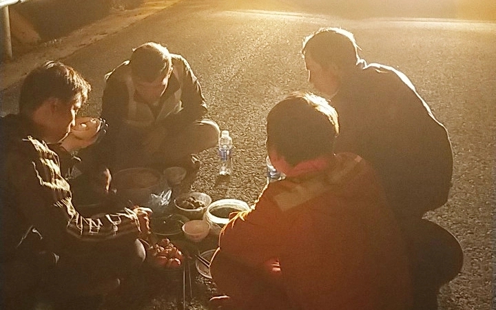 Bữa cơm vội lúc nửa đêm trên công trường cao tốc 3.700 tỷ trước ngày thông xe