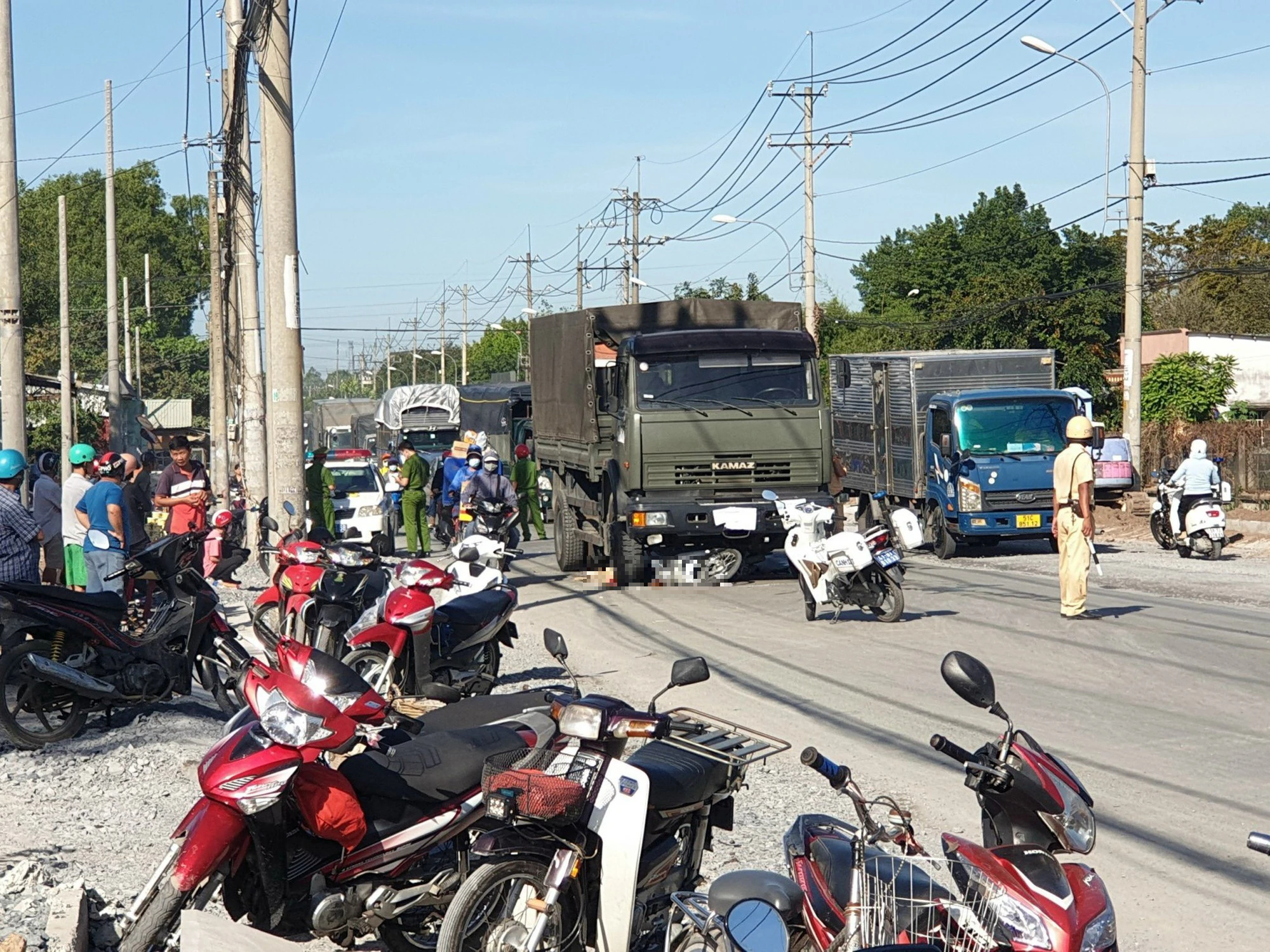 Chở con đi gửi rồi chạy đi làm, người phụ nữ bị xe tải cán tử vong - Ảnh 1. Chở con đi gửi rồi chạy đi làm, người phụ nữ bị xe tải cán tử vong - Ảnh 1.