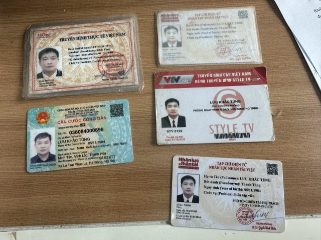 Bắt giữ đối tượng lừa đảo, ph&aacute;t hiện nhiều thẻ ph&oacute;ng vi&ecirc;n, bi&ecirc;n tập vi&ecirc;n - Ảnh 2.