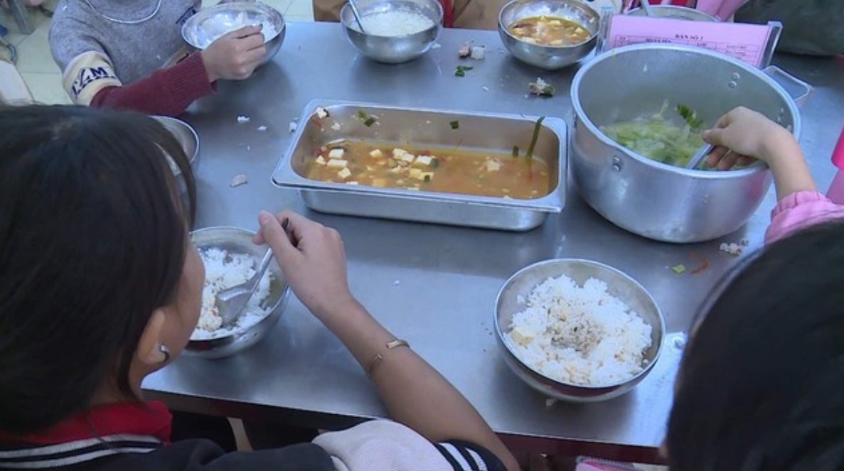 Vụ bớt x&eacute;n thực phẩm học sinh ở L&agrave;o Cai: Bộ GD&ĐT chỉ đạo "n&oacute;ng" - Ảnh 1.