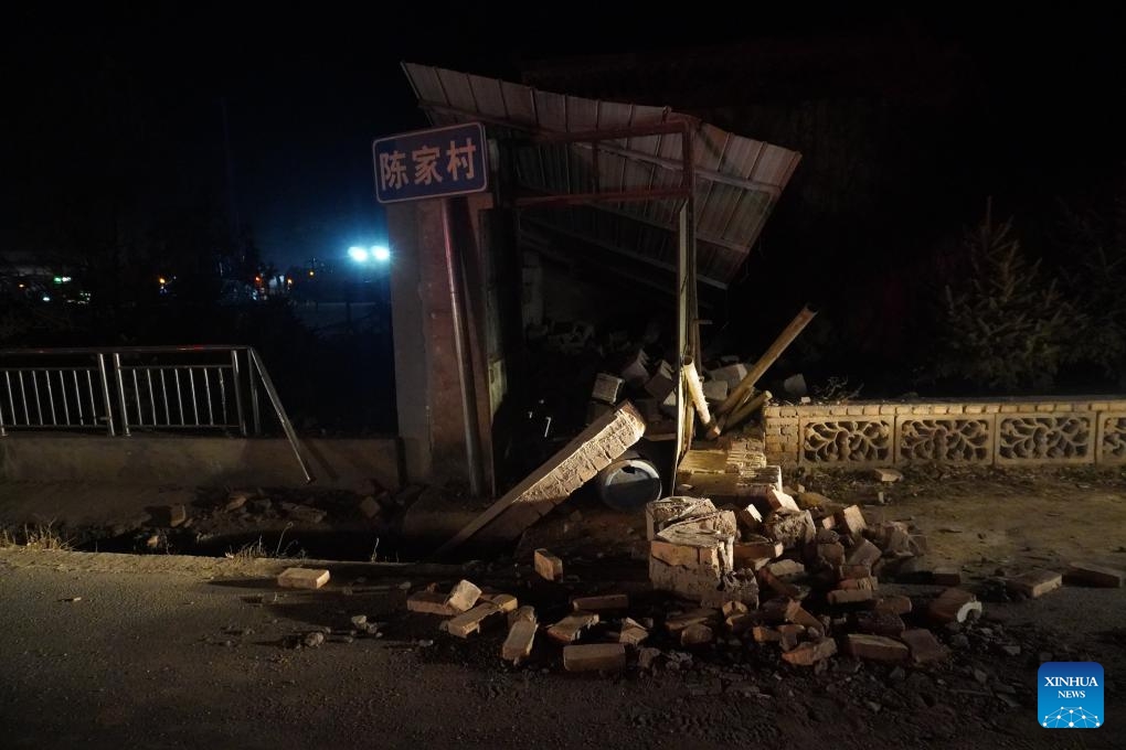 Khung cảnh đổ nát ngổn ngang sau động đất 6,2 độ richter tại Trung Quốc - Ảnh 4. Khung cảnh đổ nát ngổn ngang sau động đất 6,2 độ richter tại Trung Quốc - Ảnh 4.