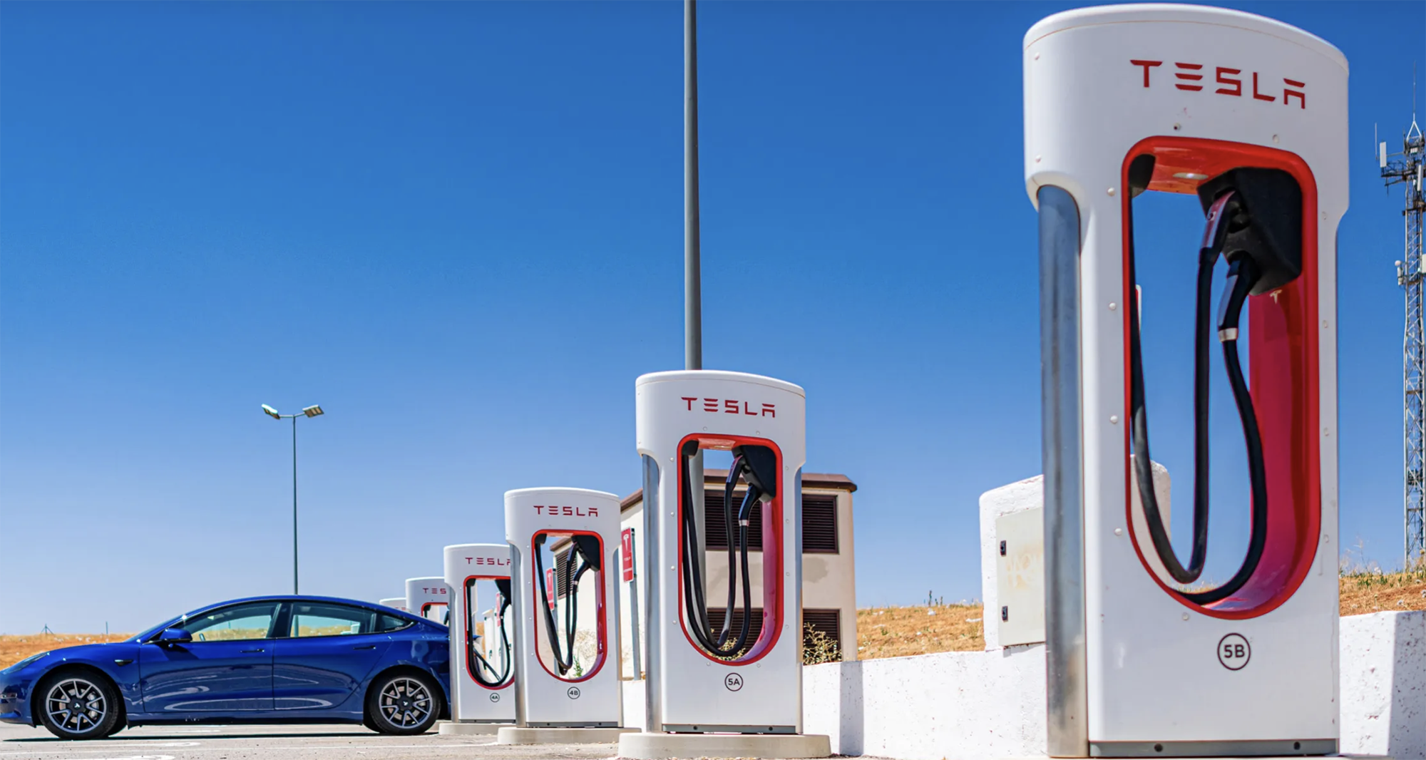 Cuộc đua gi&agrave;nh đất &ldquo;v&agrave;ng&rdquo; đặt trạm sạc xe điện - Ảnh 1.