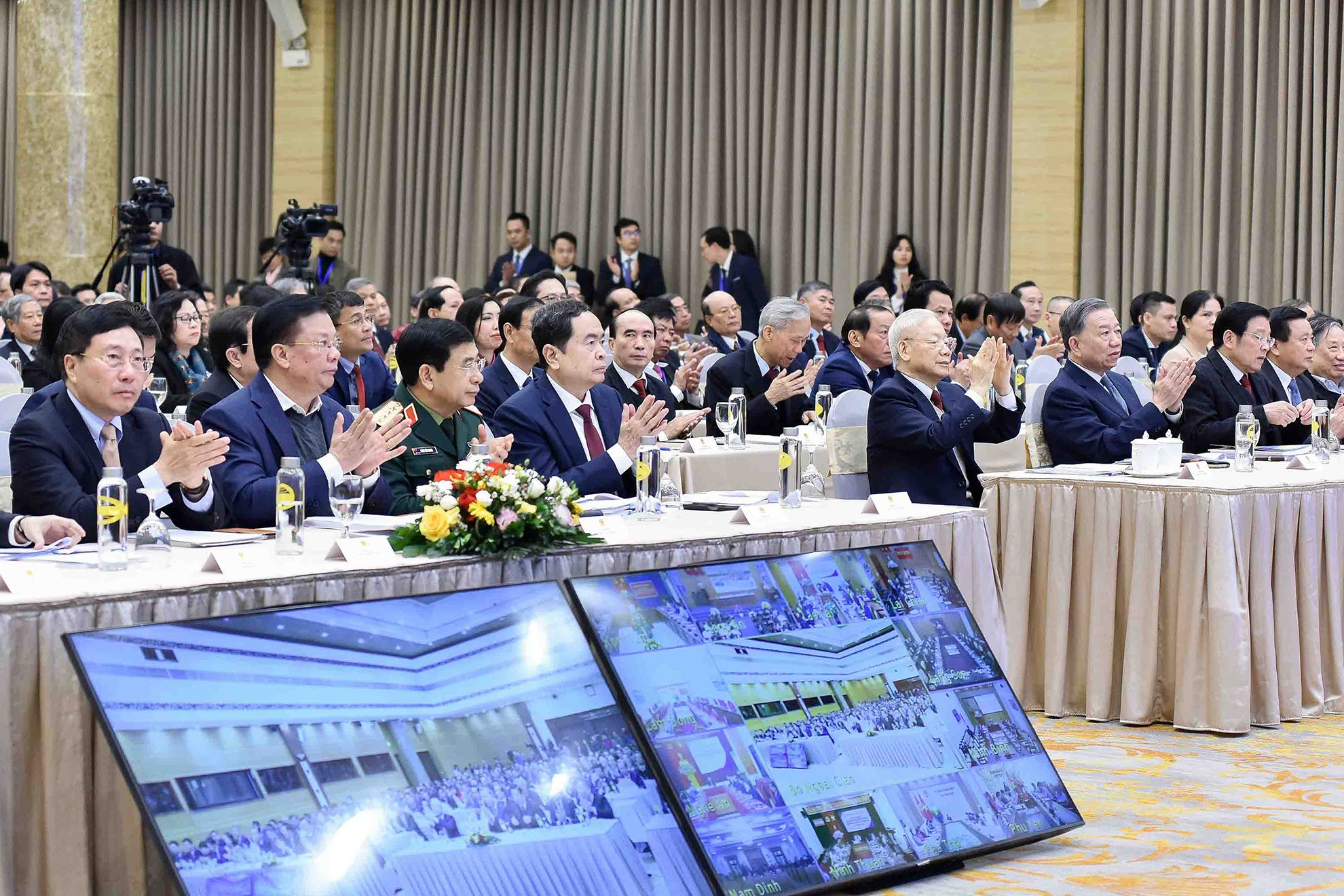 Tổng bí thư dự, chỉ đạo Hội nghị ngoại giao lần thứ 32 - Ảnh 5. Tổng bí thư dự, chỉ đạo Hội nghị ngoại giao lần thứ 32 - Ảnh 5.