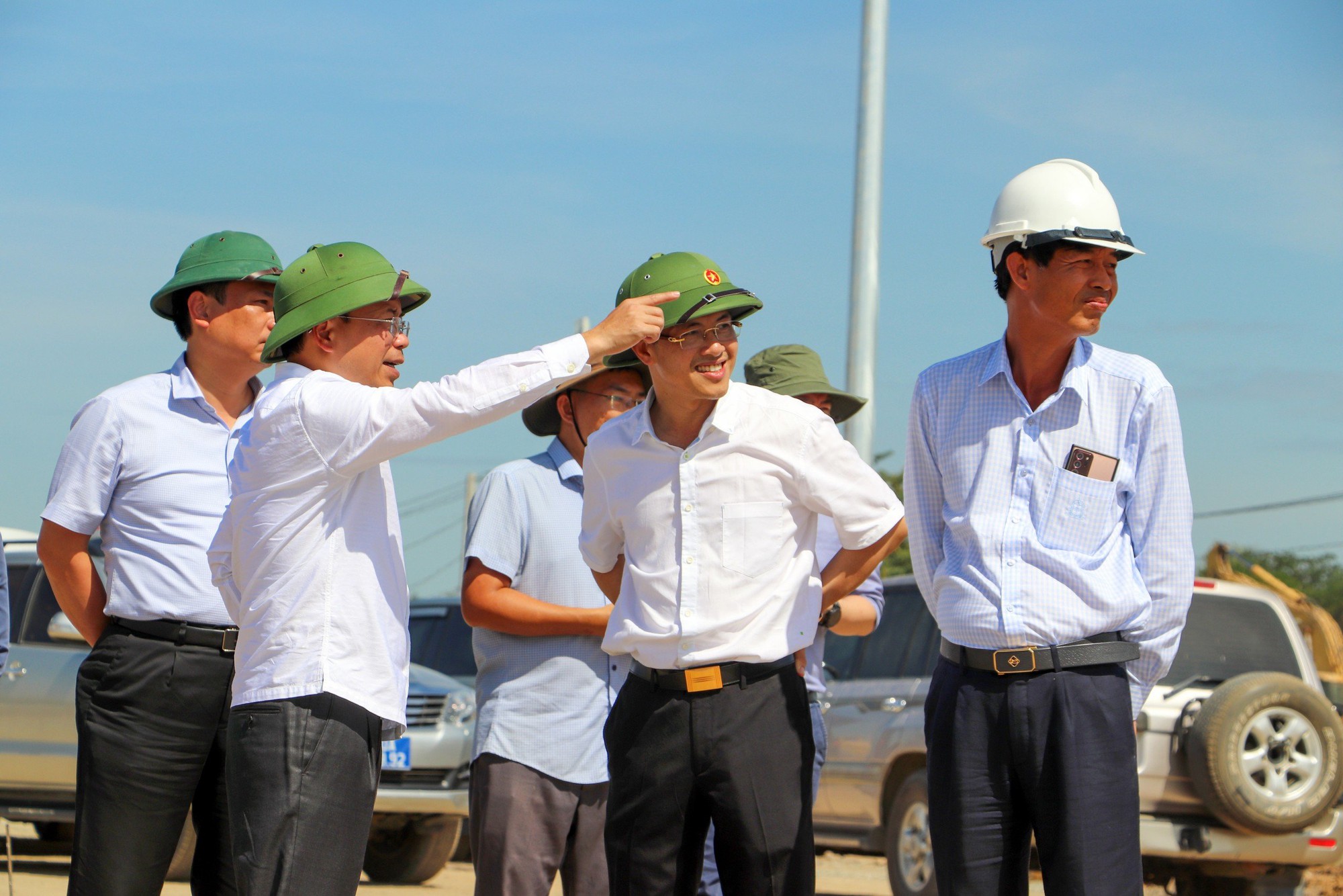 Thứ trưởng Bộ GTVT: Đua tiến độ từng giờ, từng phút hoàn thành cao tốc Mỹ Thuận- Cần Thơ - Ảnh 2. Thứ trưởng Bộ GTVT: Đua tiến độ từng giờ, từng phút hoàn thành cao tốc Mỹ Thuận- Cần Thơ - Ảnh 2.