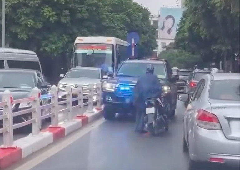 C&ocirc;ng an x&aacute;c minh clip người đ&agrave;n &ocirc;ng chặn đầu xe biển xanh tr&ecirc;n phố ở H&agrave; Nội - Ảnh 2.