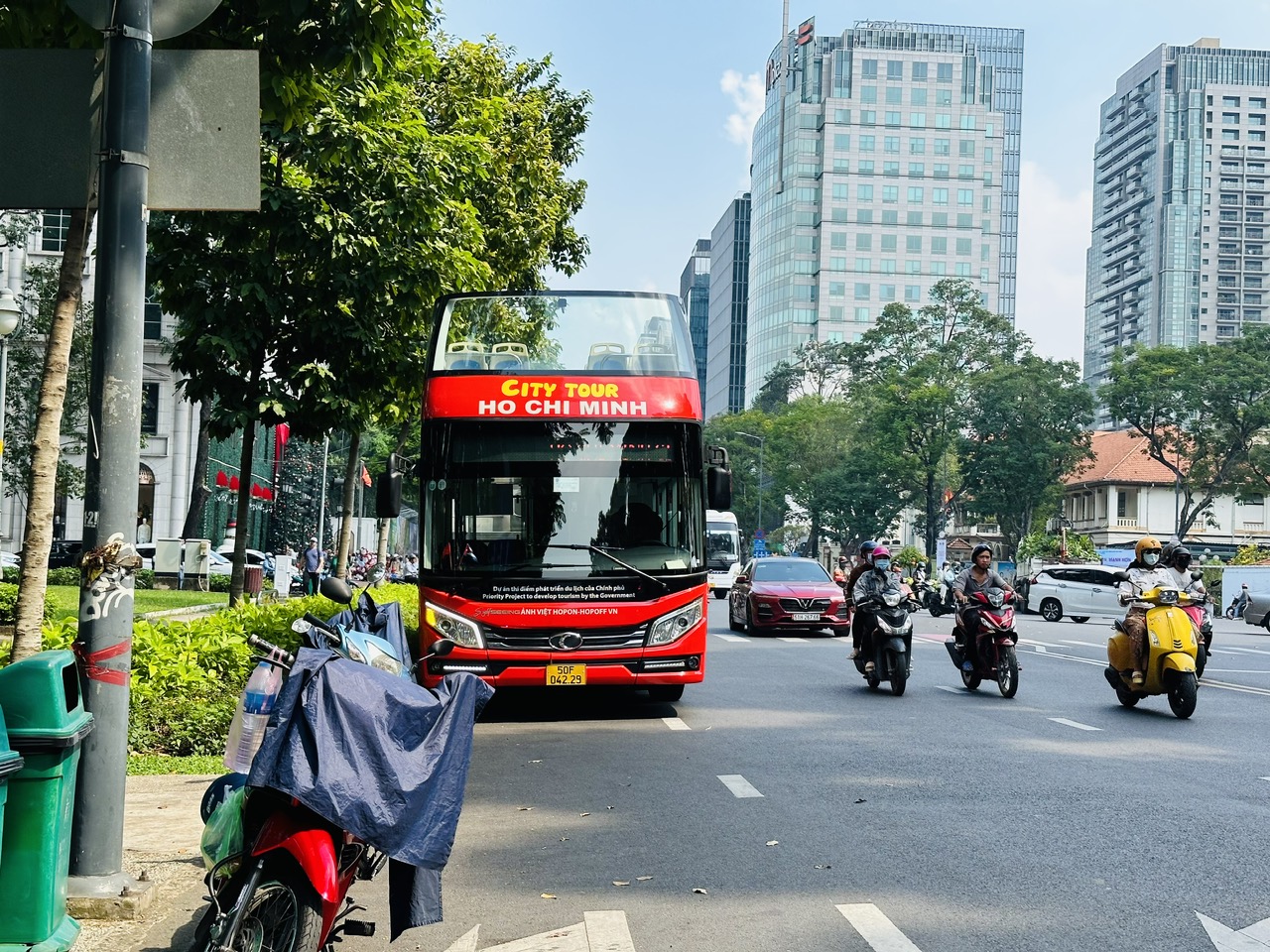 TP.HCM: Xe kh&aacute;ch 2 tầng, tho&aacute;ng n&oacute;c dừng đỗ sai, bắt kh&aacute;ch dọc đường - Ảnh 2.