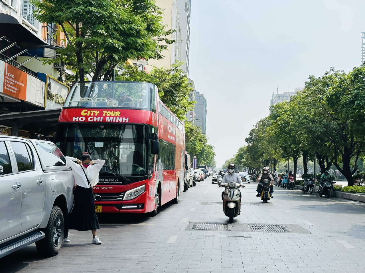 TP.HCM: Xe kh&aacute;ch 2 tầng, tho&aacute;ng n&oacute;c dừng đỗ sai, bắt kh&aacute;ch dọc đường - Ảnh 3.