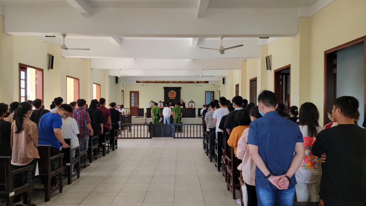 Hai thanh ni&ecirc;n giăng bẫy mua h&agrave;ng trả g&oacute;p lừa h&agrave;ng trăm sinh vi&ecirc;n, chiếm đoạt 6,5 tỷ đồng - Ảnh 2.