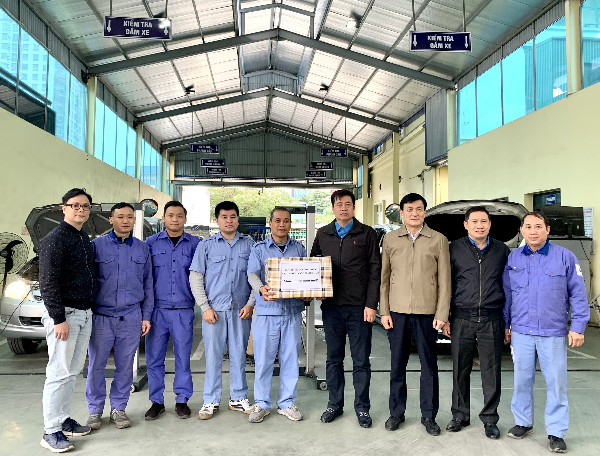 C&ocirc;ng đo&agrave;n GTVT trao qu&agrave;, động vi&ecirc;n người lao động lĩnh vực đăng kiểm - Ảnh 4.